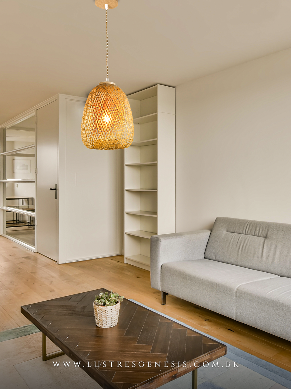 Luminária de madeira Hiva feita de fibra de bambu pendente em sala de estar moderna com sofá cinza e mesa de centro de madeira.